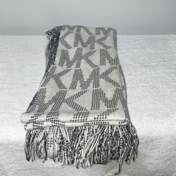 Micheal Kors Scarf 🧣 - Picture 1 of 5